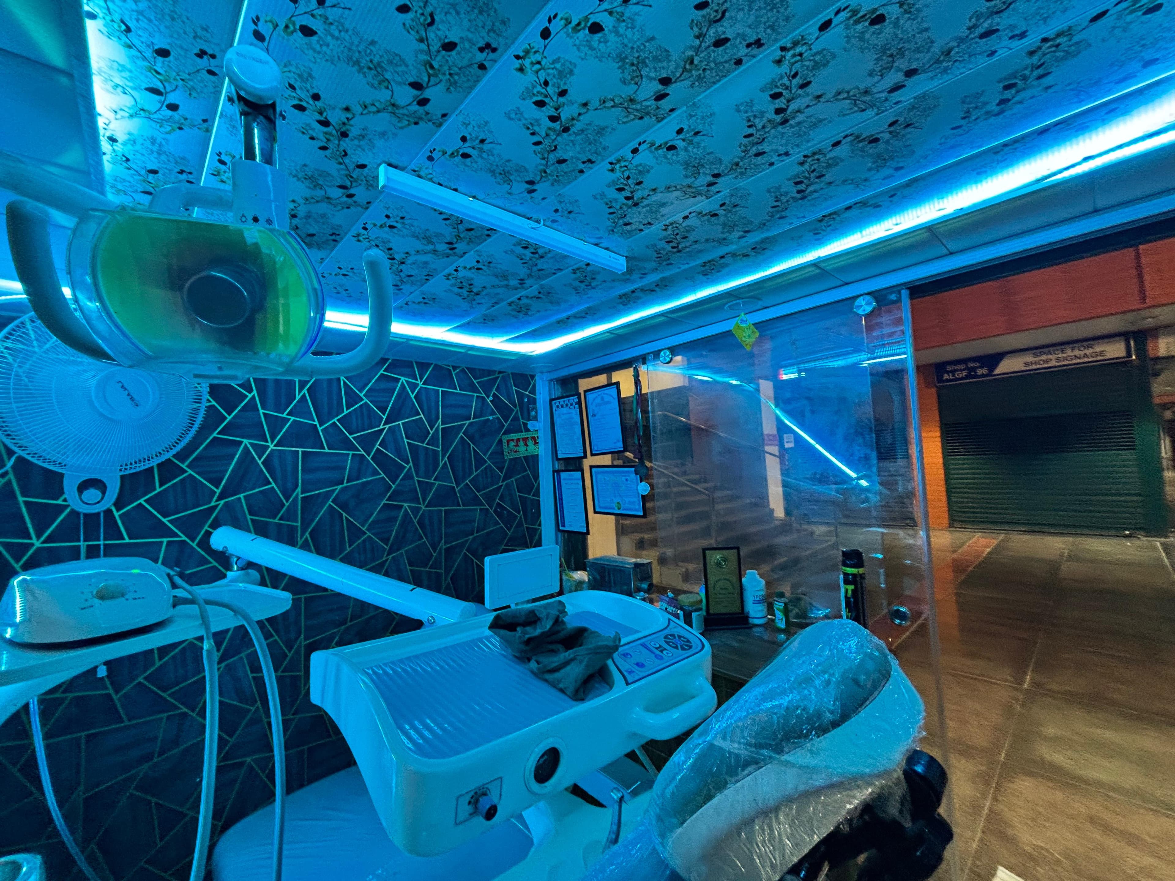 Modern dental operatory at Oromed clinic with blue accent lighting